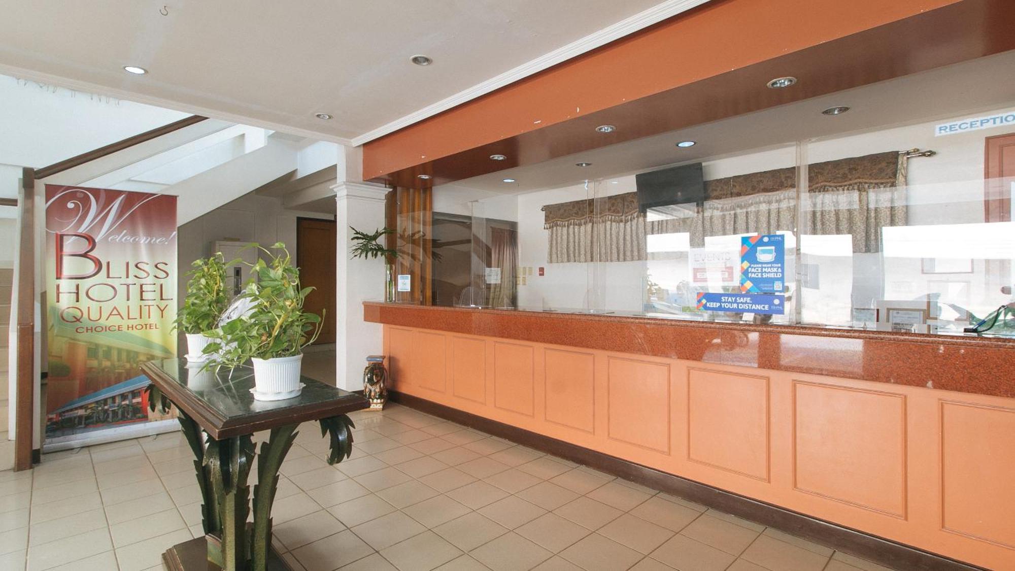 Bliss Hotel Dau マバラカット エクステリア 写真